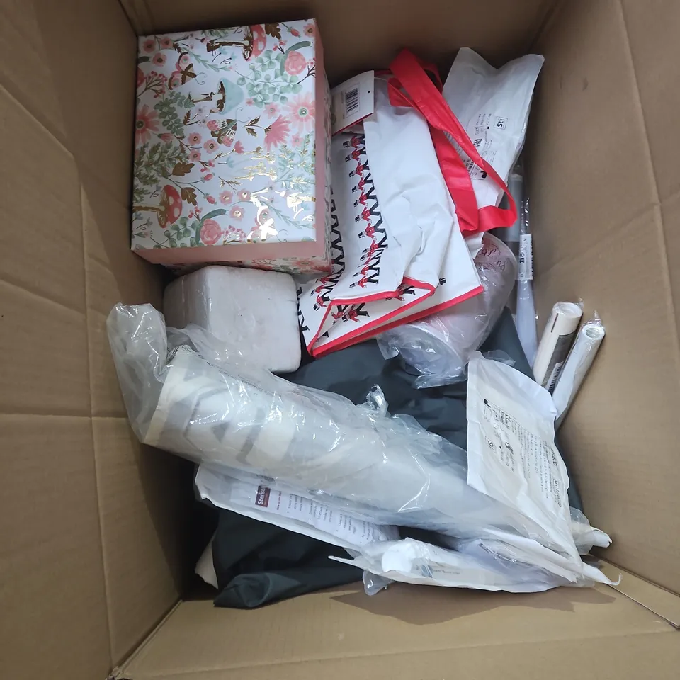 BOX OF APPROXIMATELY 15 ASSORTED HOUSEHOLD ITEMS INCLUDING BEDTIME COMFORTS BEDDING AND SURVIVAL BIVI BAG 