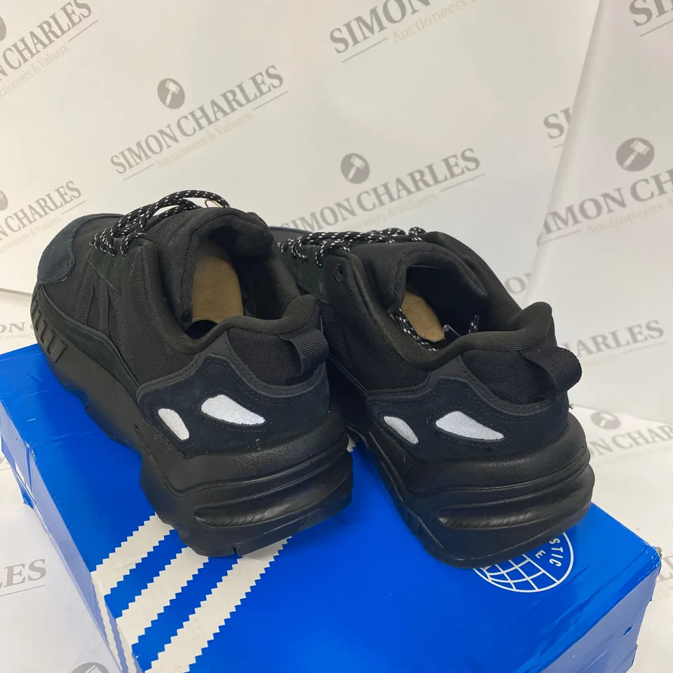 BOXED PAIR OF ADIDAS ZX 22 BOOST BLACK TRIANERS SIZE 9.5
