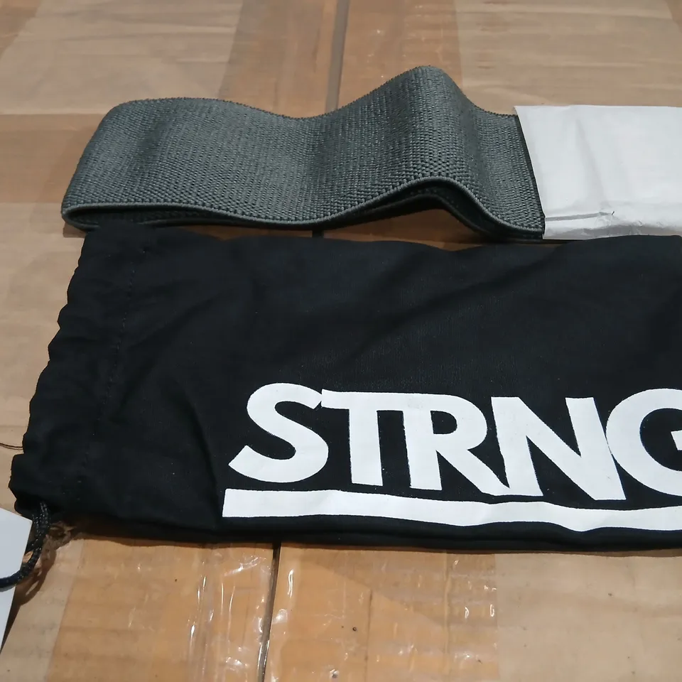 PALLET OF APPROXIMATELY 2700 STRNG SHORT FITNESS BANDS IN ASSORTED COLOURS AND STRENGTHS