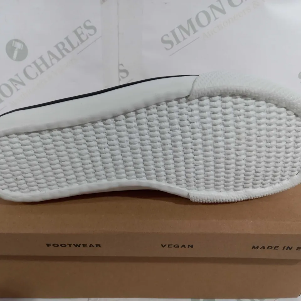 BOXED PAIR OF BOHEMPIA HERLIK 2.0 BAREFOOT COURT LOW SNEAKERS - WHITE - EU 39
