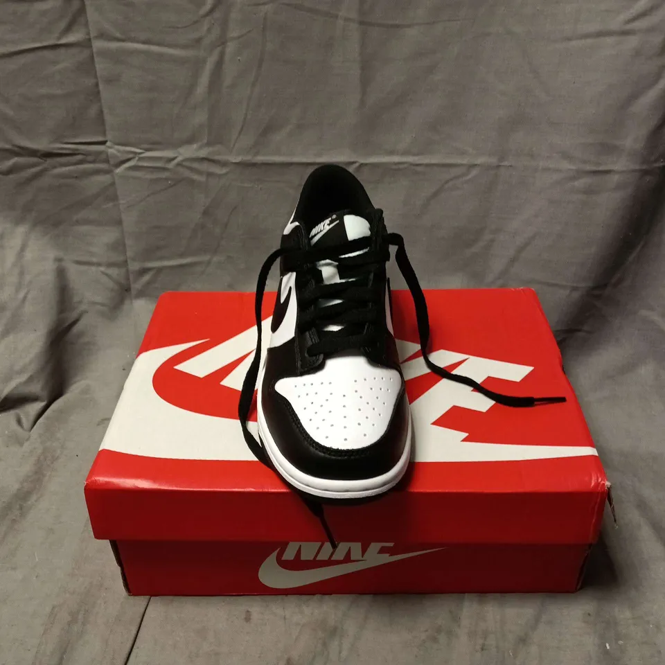 BOXED PAIR OF NIKE DUNK LOW TRAINERS IN WHITE/BLACK - UK 5.5
