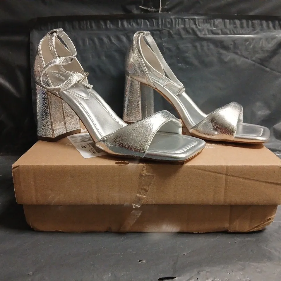 BOXED PAIR OF SIMPLY BE OPEN TOE BLOCK HEEL SANDALS IN SILVER SIZE UK 6 EXTRA WIDE
