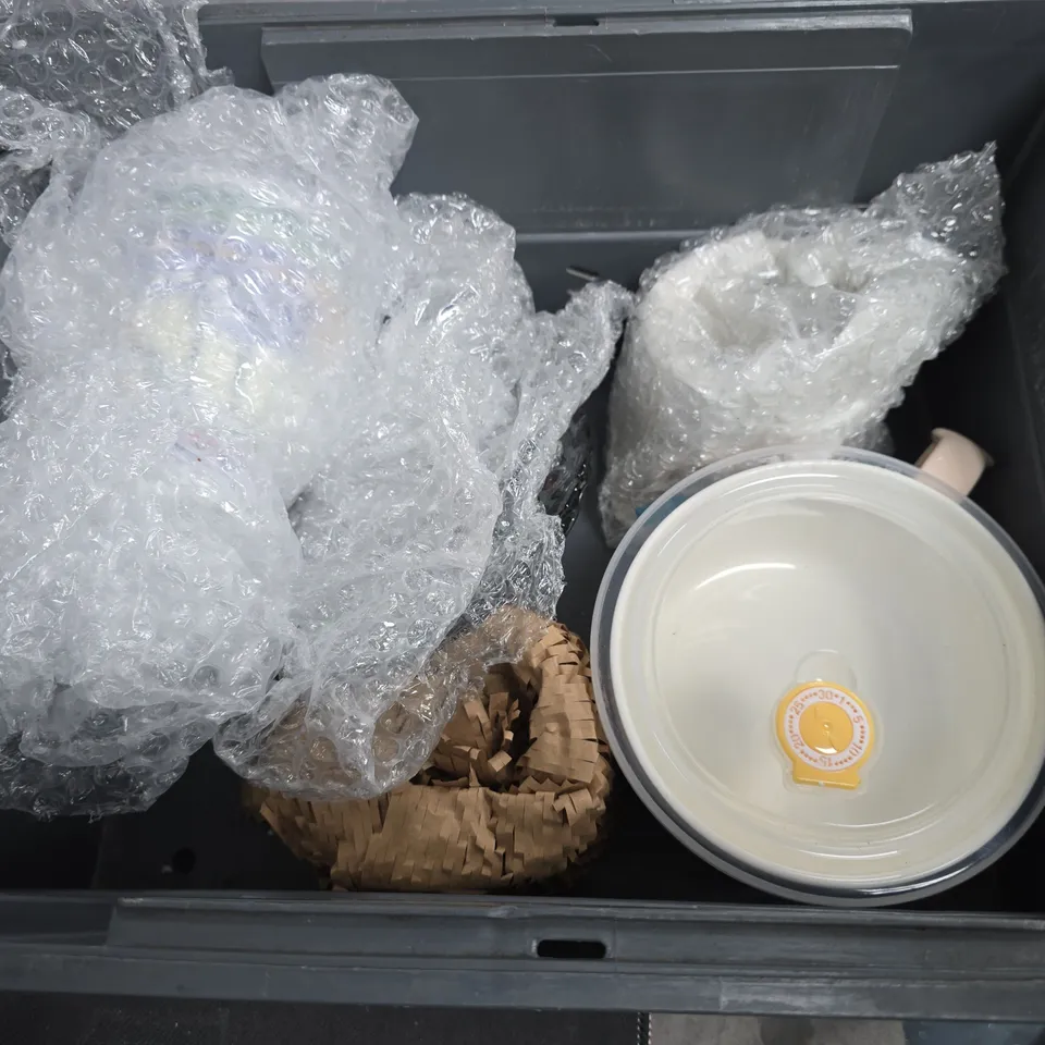 LOT OF APPROXIMATELY 10 ASSORTED POTTERY ITEMS TO INCLUDE MUG, BOWL AND A CHRISTMAS REINDEER