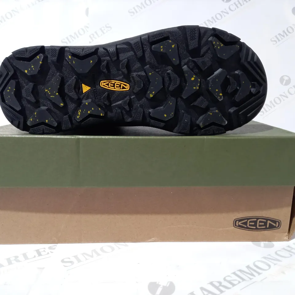 BOXED PAIR OF KEEN REVEL IV MID POLAR BOOTS IN BLACK UK SIZE 9