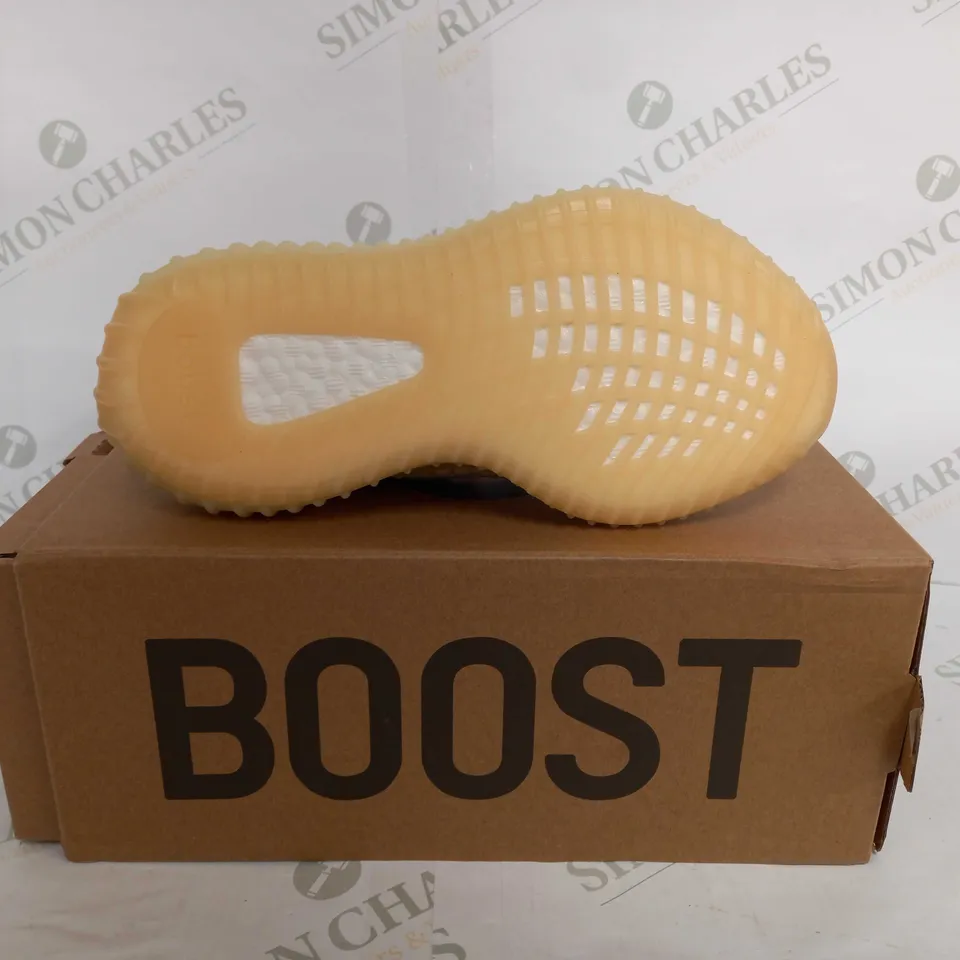 YEEZY BOOST 350 V2 IN LIGHT GREY - UK 4 