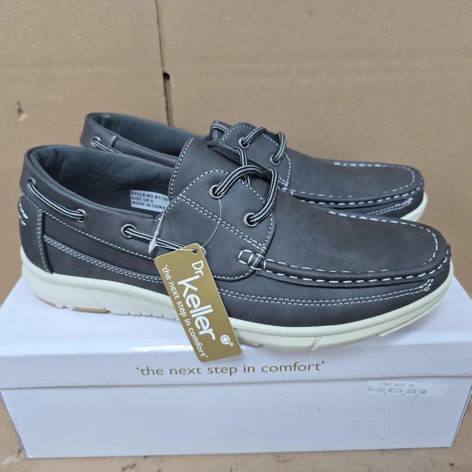 BOXED PAIR OF DR KELLER JOHN SHOES IN GREY - SIZE 8