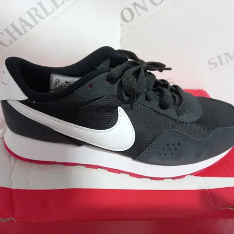 BOXED PAIR NIKE MD VALIANT (GS) IN BLACK/WHITE-DK SMOKE GREY SIZR 3Y
