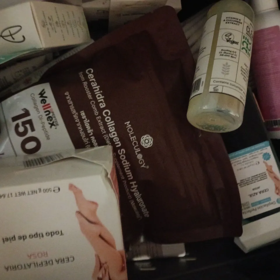 APPROXIMATELY 15 ASSORTED COSMETIC ITEMS TO INCLUDE MAYBELLINE, UMBERTO GIANNINI, ETC - COLLECTION ONLY