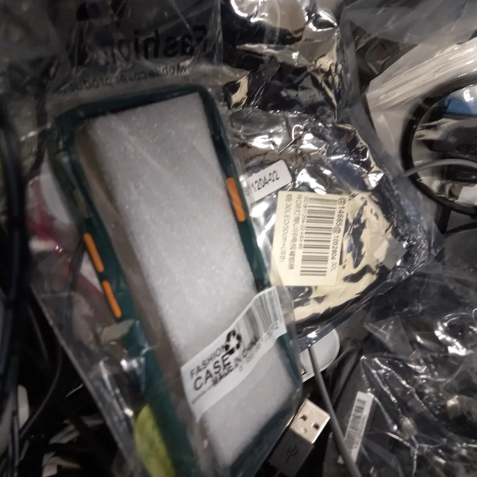 LOT OF APPROX 15 ASSORTED ELECTRICAL ITEMS TO INCLUDE IPHONE XR SELFIE CASE, SAMSUNG 45W PD ADAPTER, CLOVER WONDER CLIPS, ETC 