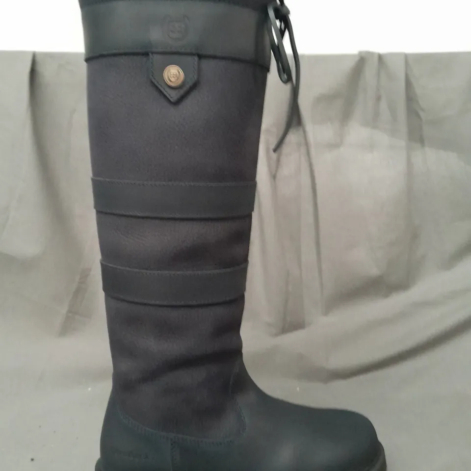 BOXED PAIR OF BAREBACK DAKOTA WATERPROOF COUNTRY BOOTS IN BLUE UK SIZE 4