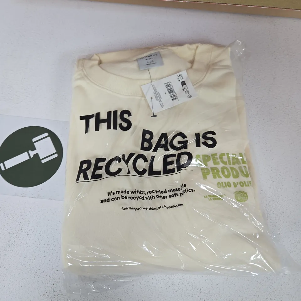 BOX OF APPROXIMATELY 15 ASSORTED CLOTHING ITEMS TO INCLUDE: BOX FIT GRAPHIC CREW SWEATER