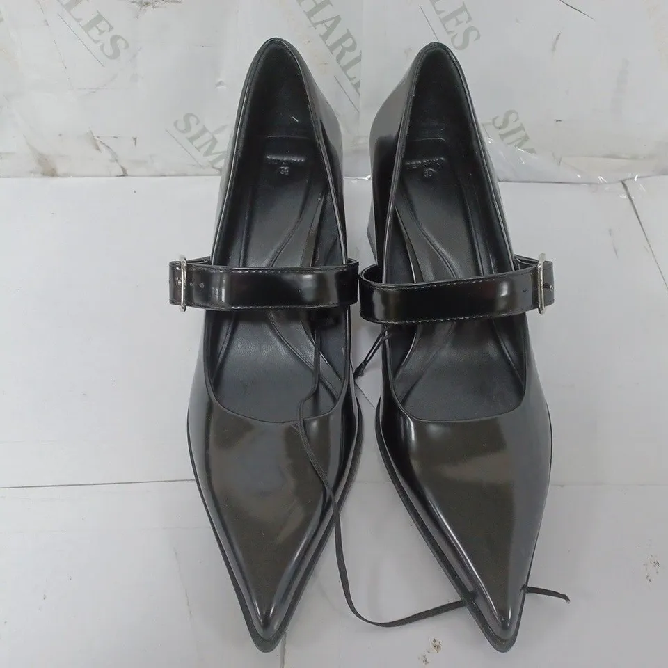 PAIR OF BERSHKA BUCKLE POINTED TO HEELS IN BLACK - SIZE 38