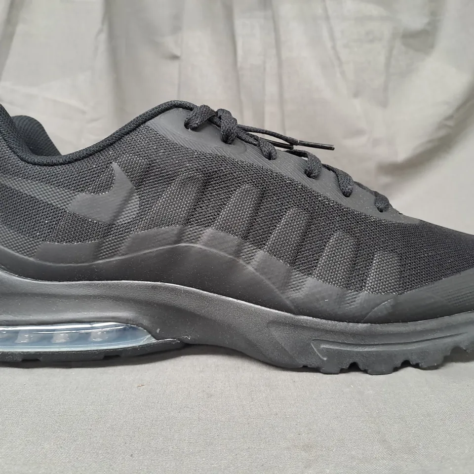 BOXED PAIR OF NIKE AIR MAX SHOES IN BLACK UK SIZE 13