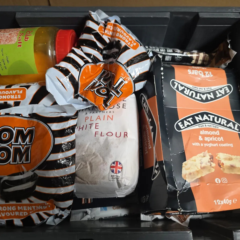 APPROXIMATELY 15 ASSORTED FOOD & DRINK ITEMS TO INCLUDE EAT NATURAL ALMOND & APRICOT BARS, TOM TOM, HUSTLE SALTED CARAEMEL BARS, ETC - COLLECTION ONLY