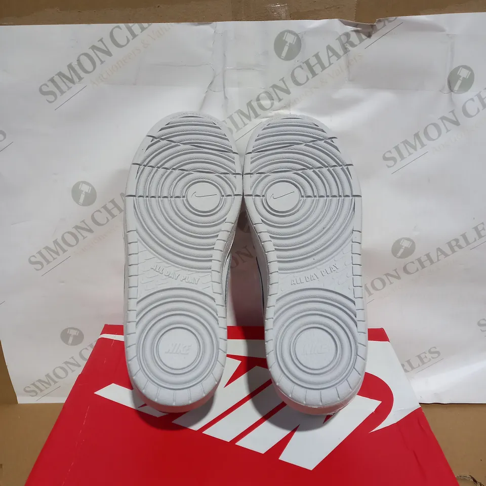 BOXED PAIR OF NIKE COURT BOROUGH LOW 2 TRAINERS SIZE 5 