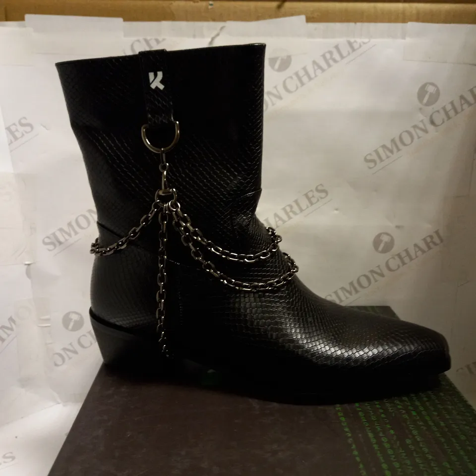 KOI VEGAN SIGNAL MENS WESTERN GRUNGE BOOTS - SIZE 10