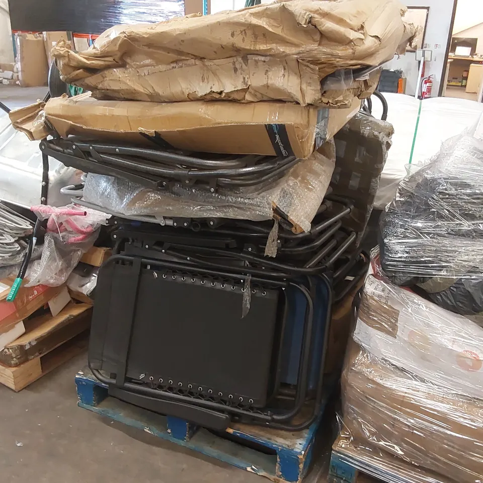PALLET CONTAINING A LARGE QUANTITY OF SUN LOUNGERS/GARDEN CHAIRS ECT