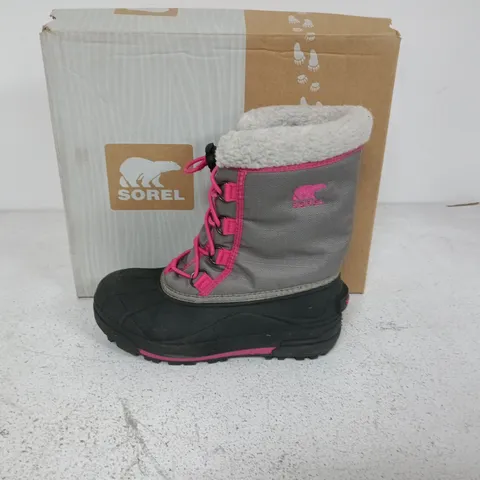 BOXED PAIR OF SOREL YOUTH CUMBERLAND 2 BOOTS IN LIGHT GREY/PINK - UK 2.5