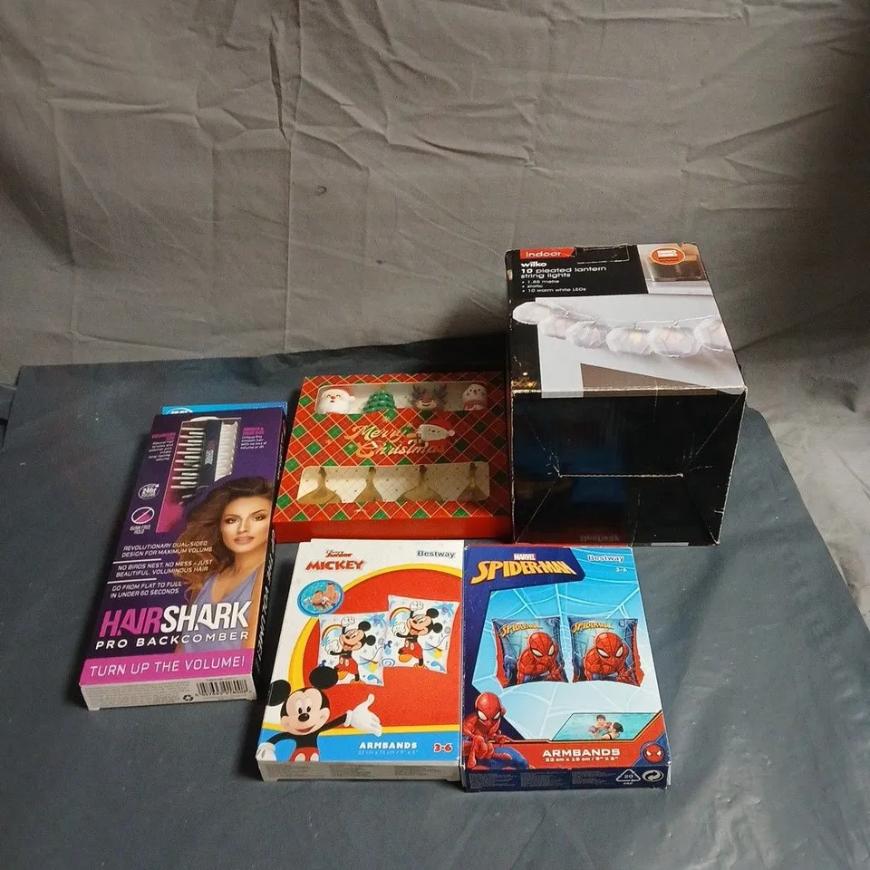 BOX OF APPROXIMATELY 20 ASSORTED HOUSEHOLD ITEMS TO INCLUDE 10 STRING LIGHTS, SPIDERMAN ARMBANDS, MICKEY MOUSE ARMBANDS, HAIR SHARK AND CHRISTMAS CUTLERY ETC
