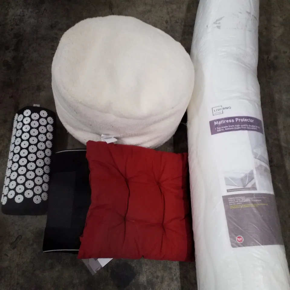 PALLET CONTAINING ASSORTED CUSHIONS, BEAN BAGS & MATTRESS PROTECTOR 