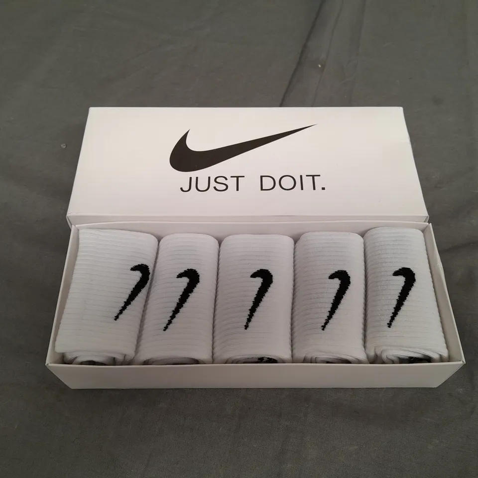 BOXED NIKE JUST DO IT WHITE SOCKS - SIZE UNSPECIFIED 
