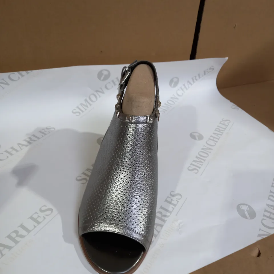 NARC FISHER SILVER SANDAL'S SIZE 5.5