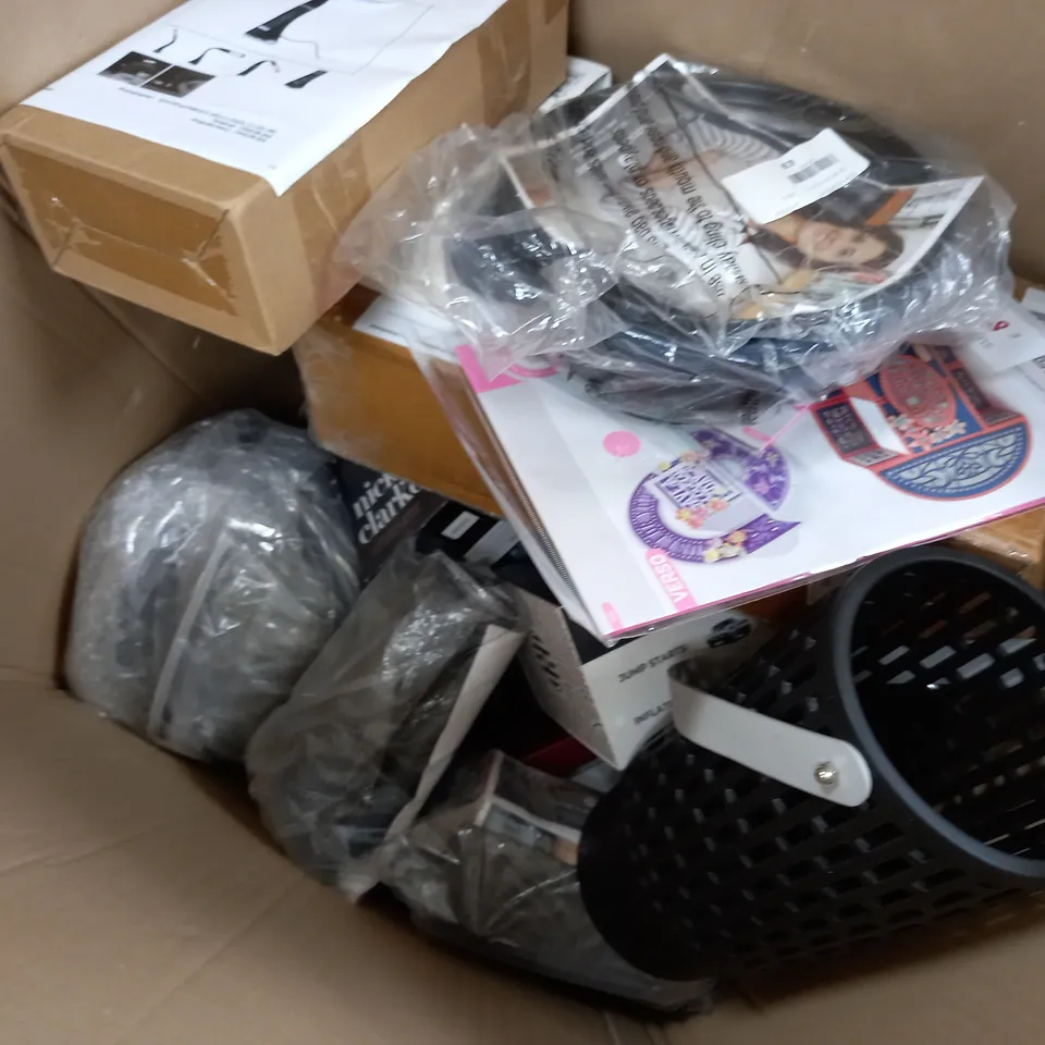 APPROXIMATELY 15 ASSORTED ITEMS TO INCLUDE REINDEER TPY, PLASTIC PATIO BLOCKS, LANTERN IN BLACK, ETC