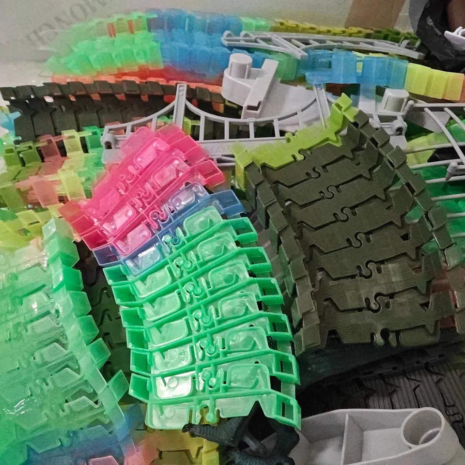 CRATE OF CONNECTABLE TOY TRACK WITH ACCESSORIES AND SCENERY 