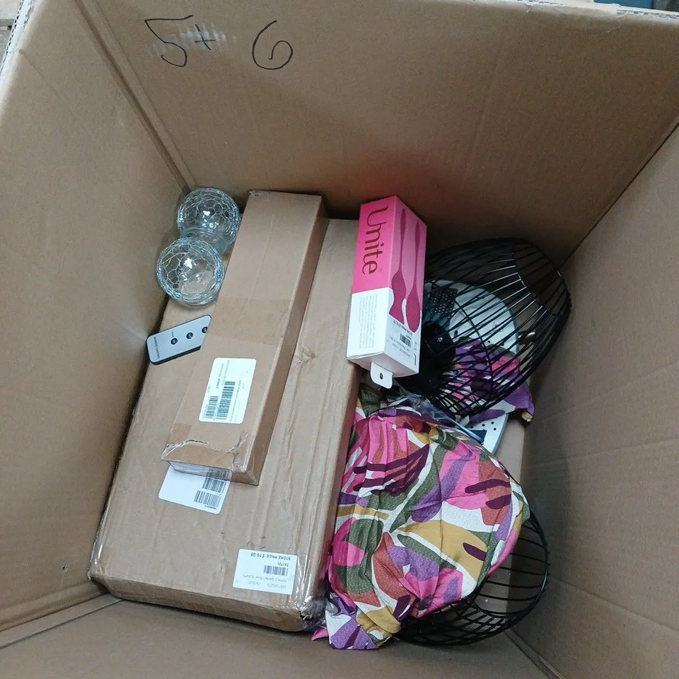 HOME DÉCOR BUNDLE: STRIPED CUSHIONS, PLANT, BASKETS & MISC. CAGE OF HOUSEHOLD AND GARDEN GOODS APPROXIMATLEY 15 ITEMS . DAMAGED AND MISSING BITS.