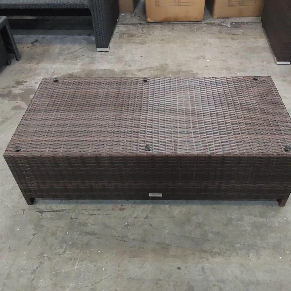 DESIGNER BROWN RATTAN COFFEE TABLE OR BENCH WITH UNDERSIDE FOOTSTOOLS 