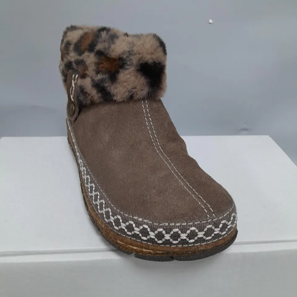 BOXED PAIR OF EARTH ORIGINS EMMALYN SUEDE BOOTIES IN CHOCOLATE SIZE 5