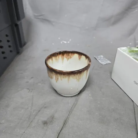 TOTE OF APPROXIMATELY 10 ASSORTED GLASS/CERAMICS TO INCLUDE: COFFEE CUP AND GLASS BOTTLE