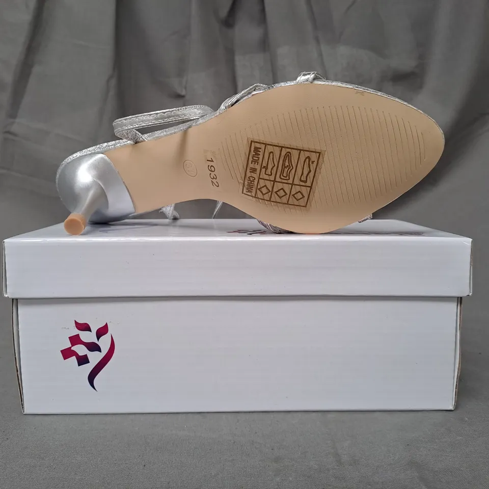 BOX OF APPROXIMATELY 20 PAIRS OF LAVANDA OPEN TOE STRAPPY HEELED SANDALS IN METALLIC SILVER IN VARIOUS SIZES