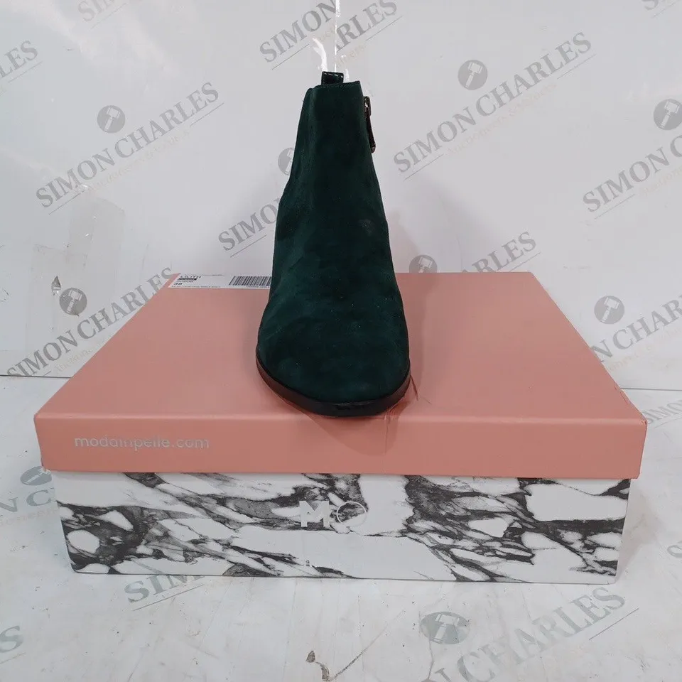 BOXED PAIR OF MODA IN PELLE LILITH SUEDE ANKLE BOOTS IN GREEN SIZE 5