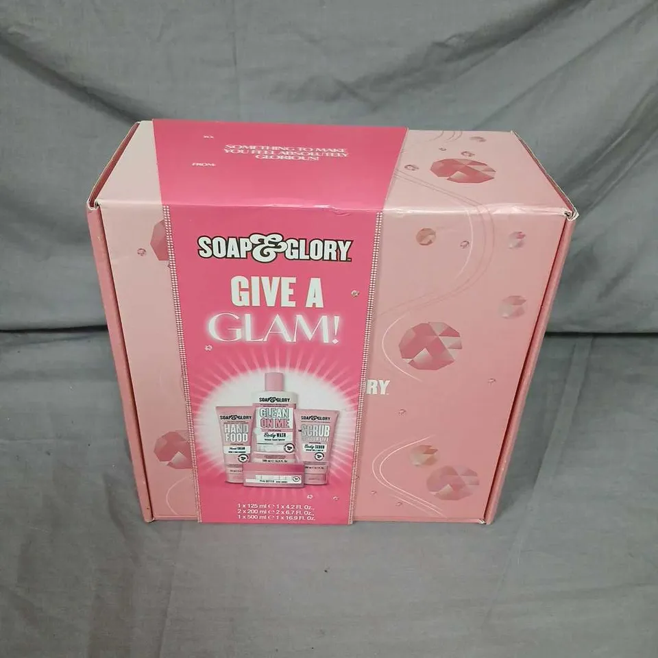 BOXED SOAP AND GLORY GIVE A GLAM GIFT SET