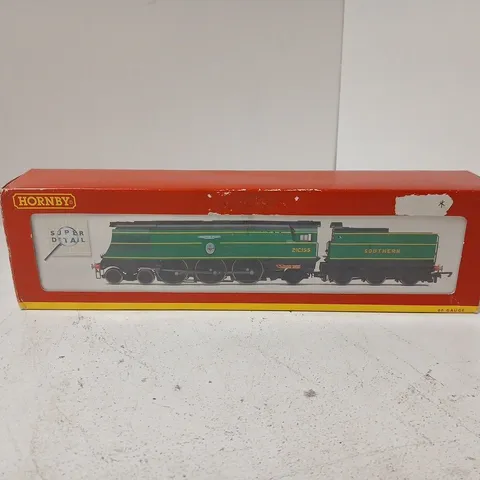 BOXED HORNBY R2283 SR 4-6-2 BATTLE OF BRITAIN CLASS 'FIGHTER PILOT'