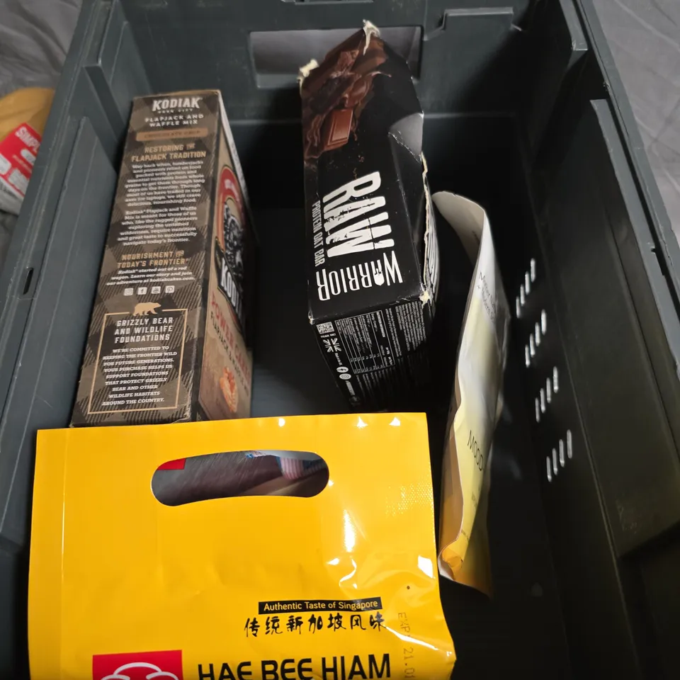 APPROXIMATELY 7 ASSORTED FOOD ITEMS INCLUDING KODIAK POWER CAKES , HAE BEE HIAM DRIED NOODLES AND ORGANIC HUSK POWDER 