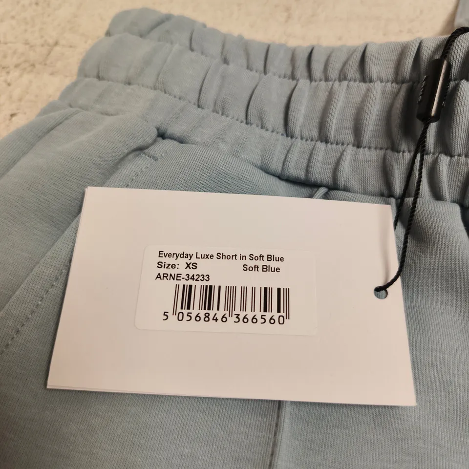 ARNE EVERYDAY LUXE SHORT IN SOFT BLUE – XS