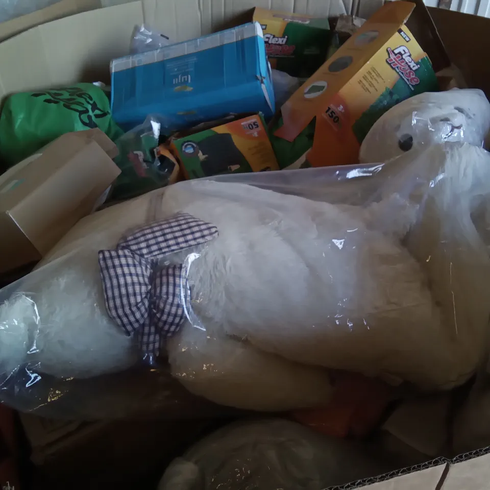 PALLET OF ASSORTED ITEMS INCLUDING FLEXI HOSE, GARDEN HOSE, GEL INFUSED SEAT & BACK CUSHION, LUMBAR SUPPORT PILLOW, YEARNING HOME, PUZZLE ROLL UP MAT