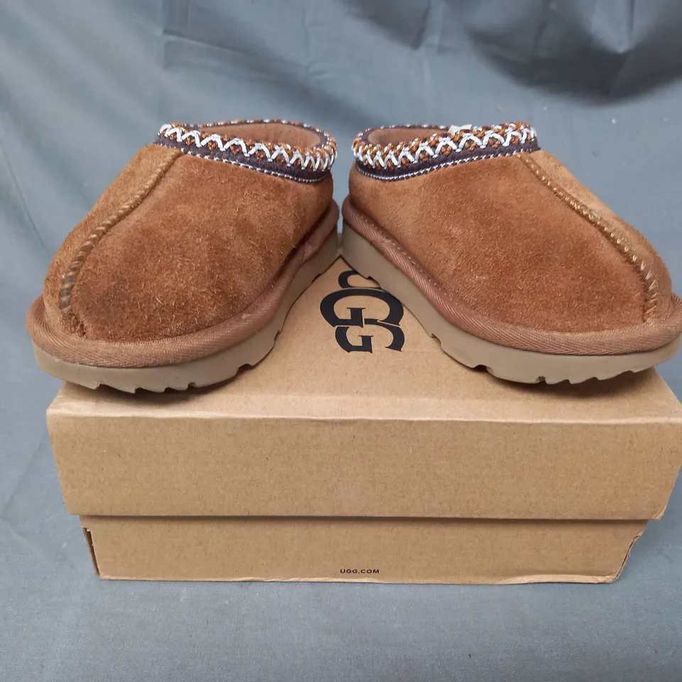 BOXED PAIR OF UGG INFANT SHOES IN CHESTNUT UK SIZE 7