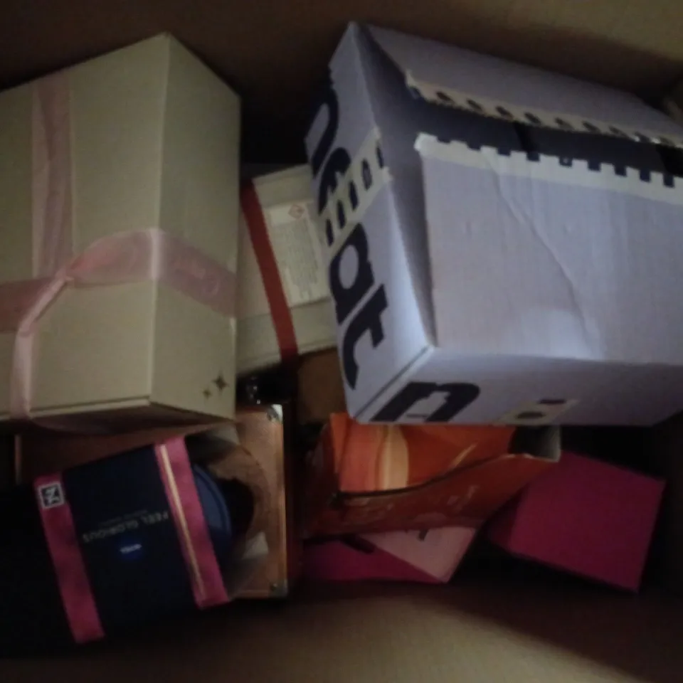 APPROXIMATELY 15 ASSORTED BOXED HEALTH & BEAUTY ITEMS TO INCLUDE NIVEA GLORIOUS FEEL GOOD SKIN SET, BAYLIS & HARDING BEAUTICOLOGY SET, APOTHECARY CALM, ETC