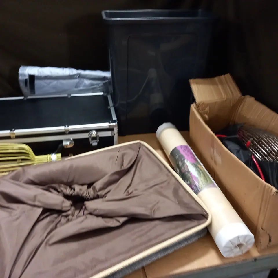 LOT OF APPROXIMATELY 17 ASSORTED HOUSEHOLD ITEMS TO INCLUDE FRUIT PICKER, STORAGE CASE, PLASTIC BIN AND HARD FLOOR MOP - COLLECTION ONLY