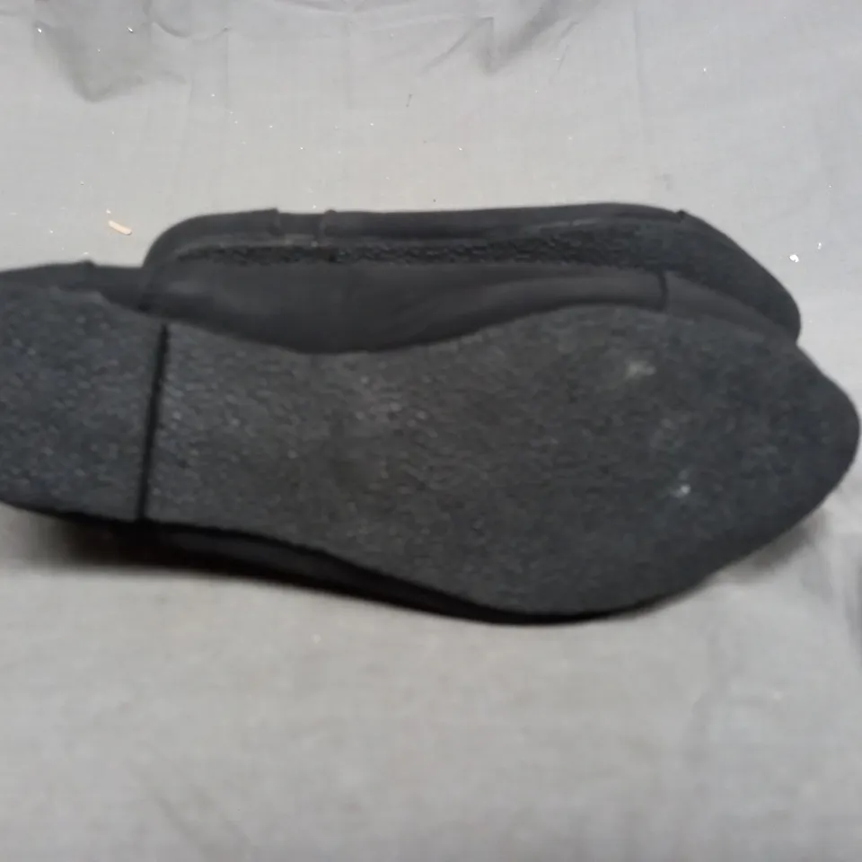 A BOX OF APPROXIMATELY 10 BOOTS. ALL BLACK - VARIOUS SIZES 