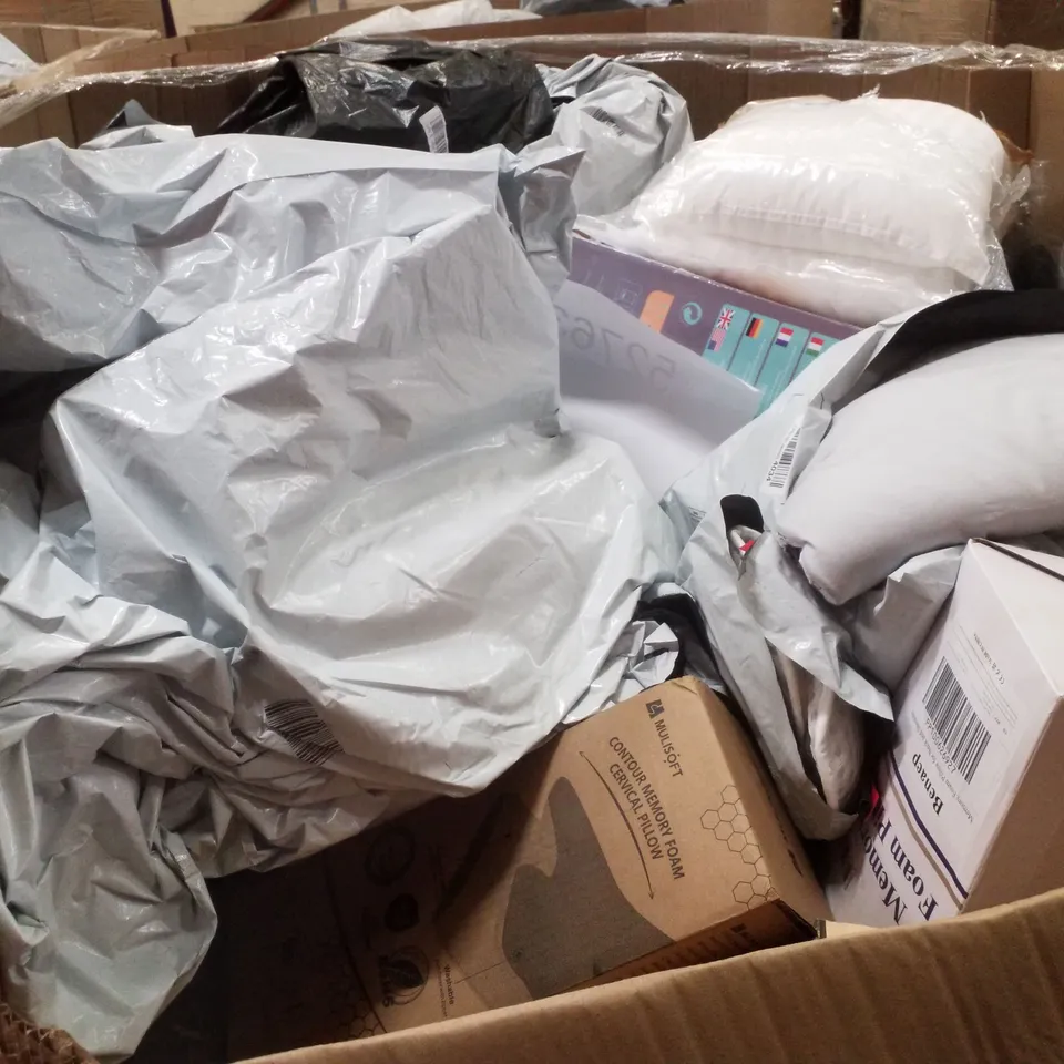 PALLET CONTAINING ASSORTED PILLOWS & CUSHIONS