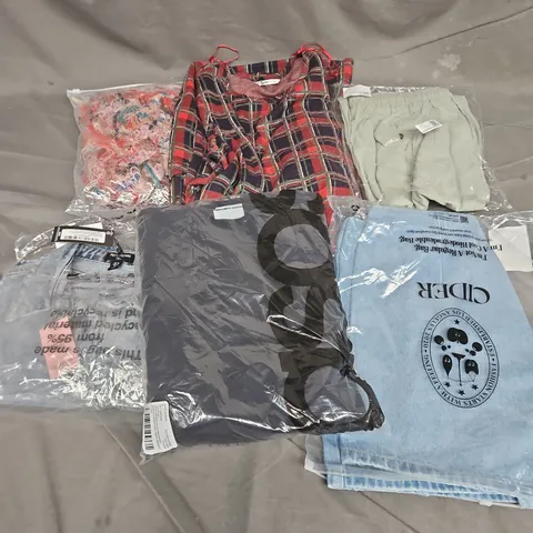 BOX OF APPROXIMATELY 20 ASSORTED CLOTHING ITEMS TO INCLUDE JACKET, DRESS, SWEATHIRT, ETC