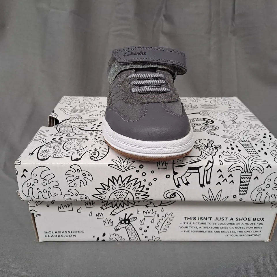 BOXED PAIR OF CLARKS FAWN FAMILY KIDS SHOES IN GREY UK SIZE 10.5