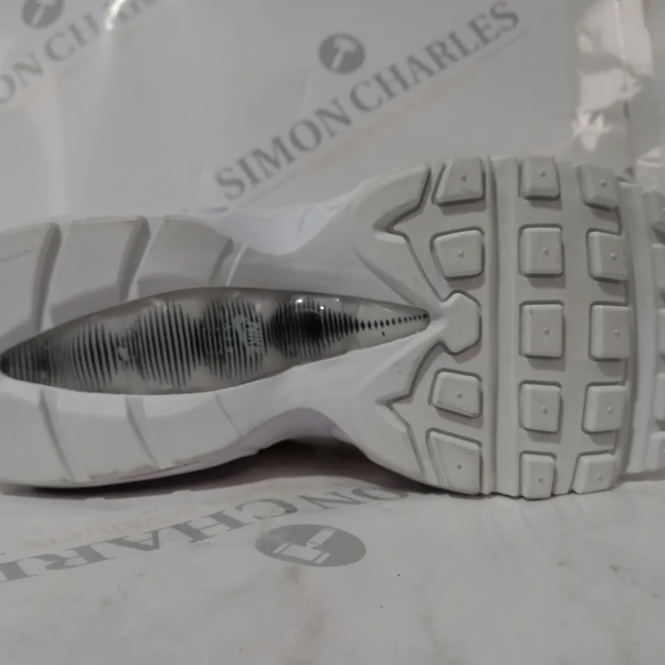 BOXED PAIR OF NIKE AIR MAX SHOES IN WHITE UK SIZE 5.5
