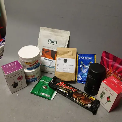 APPROXIMATELY 18 ASSORTED FOOD & DRINK PRODUCTS TO INCLUDE PACT COFFEE SITIO DE JAJA (250g), MARS SECRET CENTRE BISCUIT, HUGH 5 ISOTONIC HYDRATION (300g), ETC