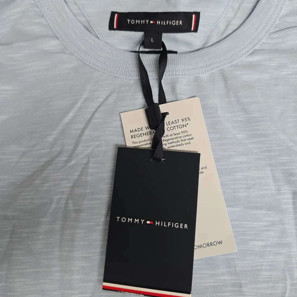 TOMMY HILFIGER PALM TREE LABEL TEE – BREEZY BLUE, SIZE L