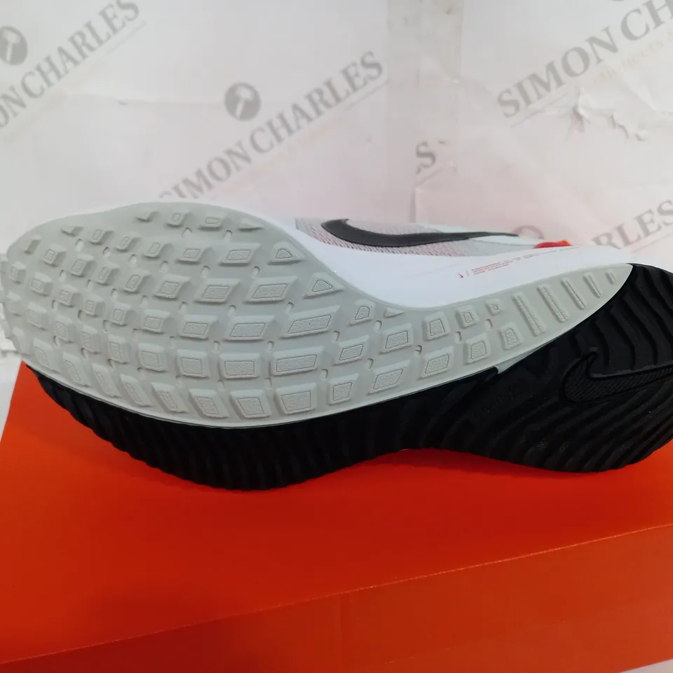 BOXED PAIR OF NIKE AIR ZOOM VOMERO 16 GREY TRAINERS SIZE 7.5 